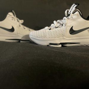 Nike lebron witness 5